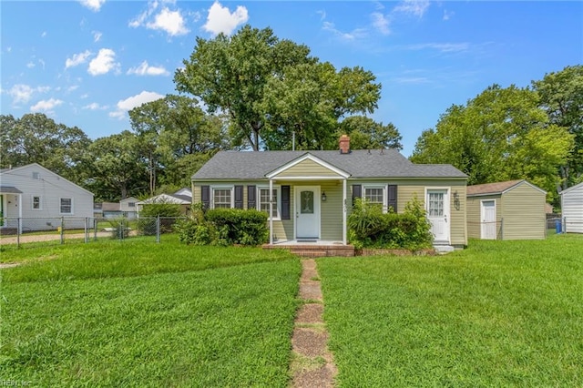 view of front of property featuring a front lawn