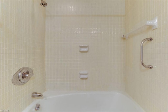 bathroom featuring tiled shower / bath combo