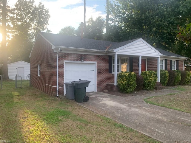 view of front facade featuring a front lawn and a garage