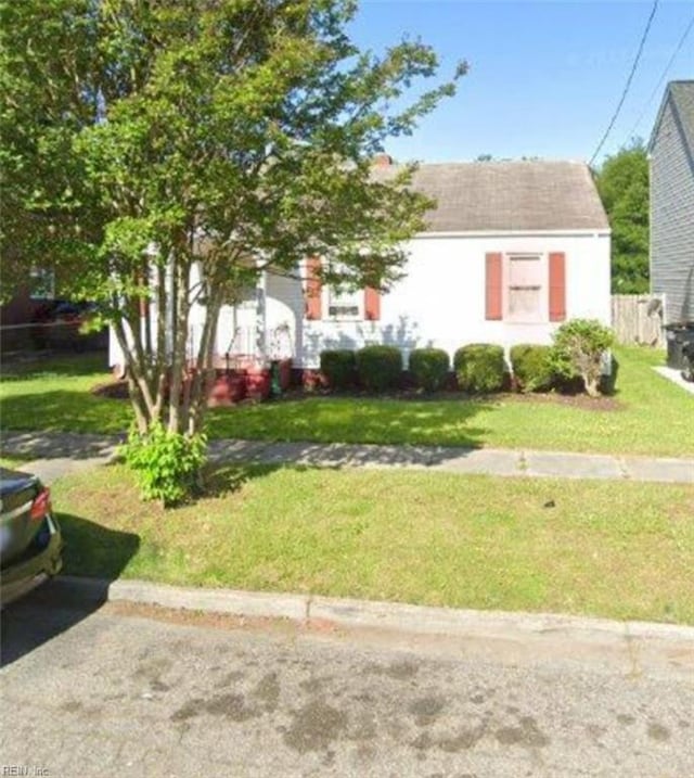 view of front of home featuring a front lawn