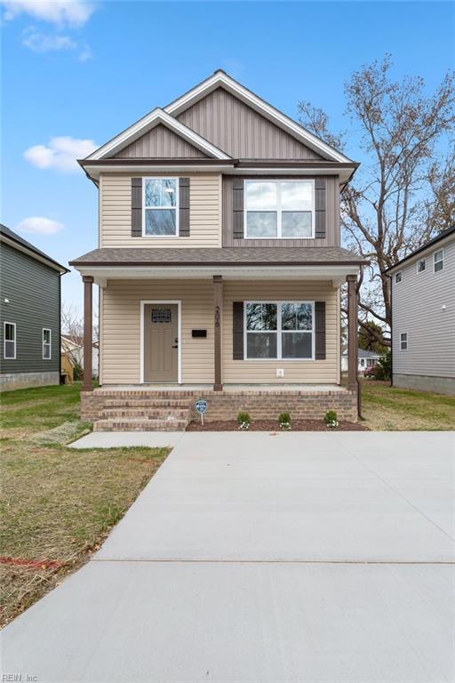 view of front of property featuring covered porch and a front yard