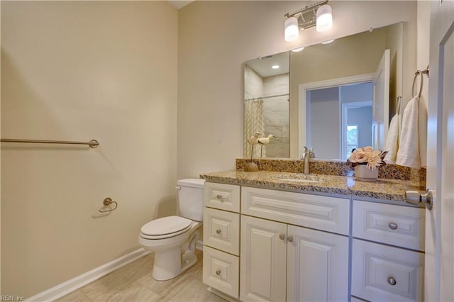 full bath featuring vanity, a shower with shower curtain, toilet, and baseboards