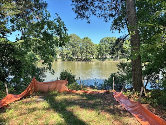 view of yard featuring a water view