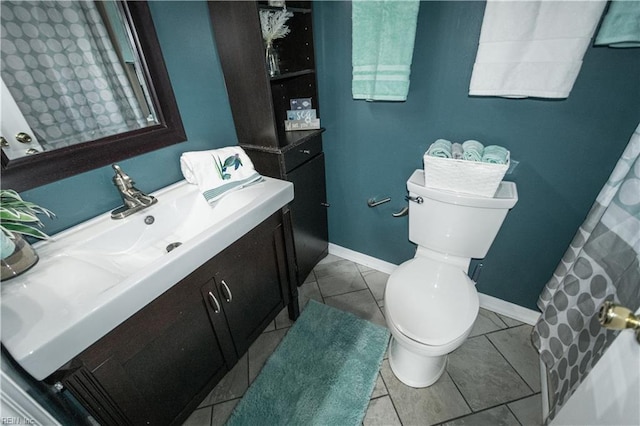 full bath featuring toilet, a shower with curtain, baseboards, and vanity