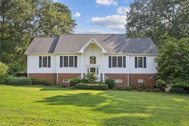 bi-level home featuring a front lawn