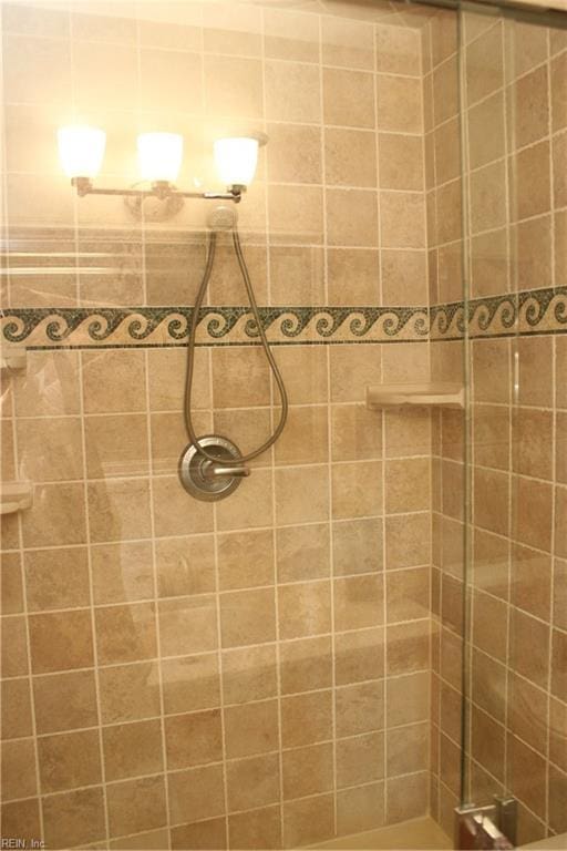 bathroom featuring tiled shower