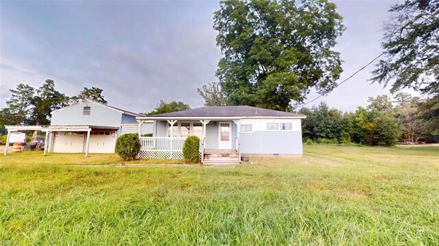 single story home with a front lawn