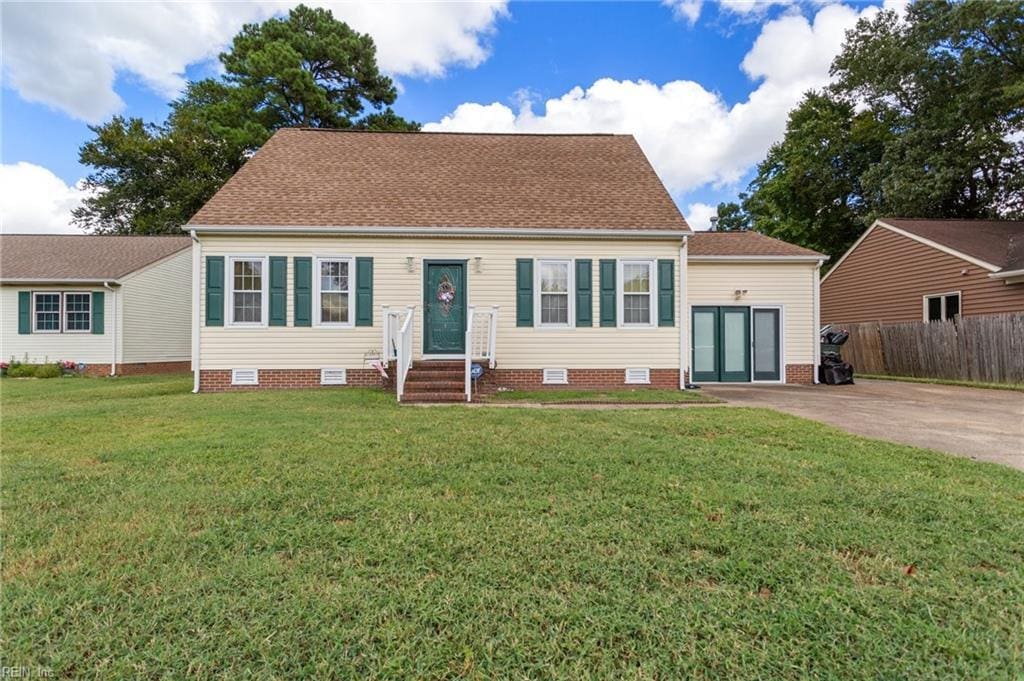 view of front of home featuring a shingled roof, fence, a front yard, crawl space, and driveway