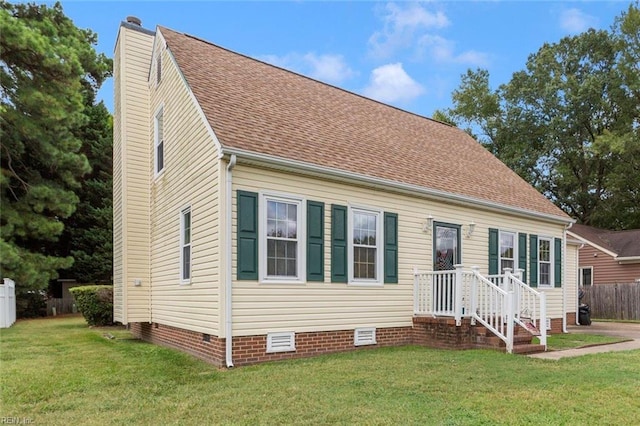 view of front facade with a front yard