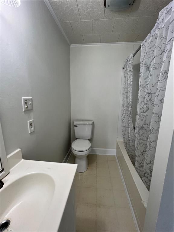 full bathroom with shower / bath combination with curtain, toilet, crown molding, and vanity