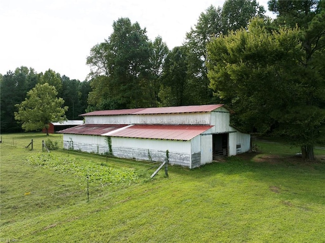 view of yard with an outdoor structure