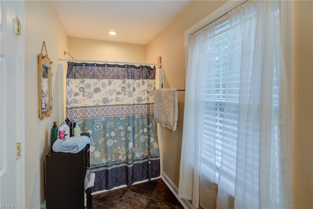 bathroom featuring a shower with shower curtain