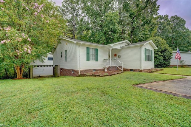 back of house featuring a yard