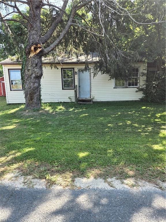 view of front facade featuring a front yard