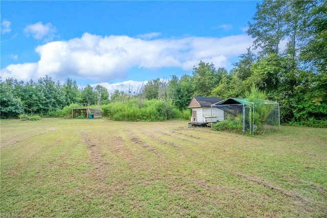 view of yard with an outdoor structure