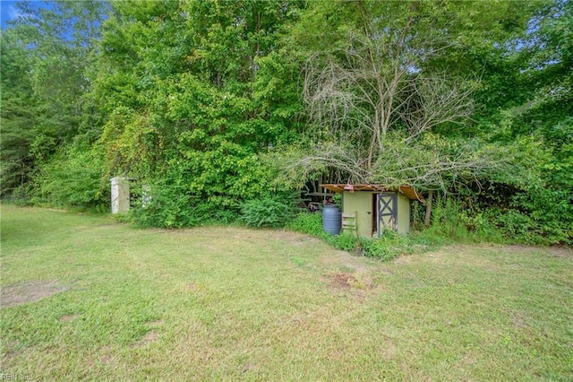 view of yard featuring an outbuilding and a storage shed