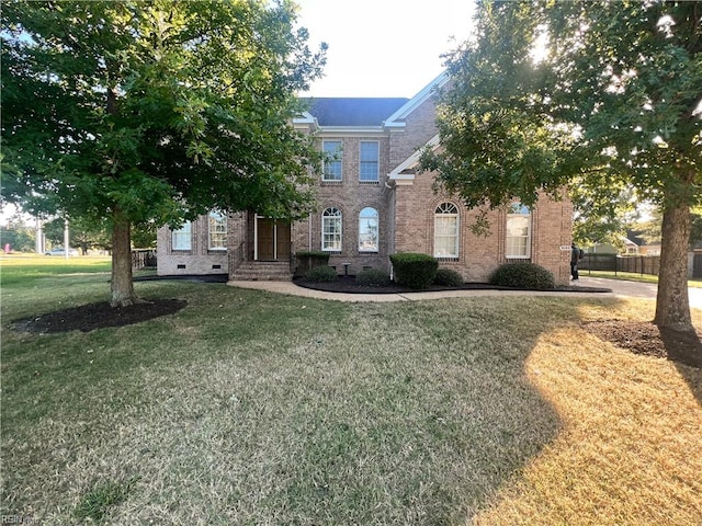 view of front of property featuring a front yard