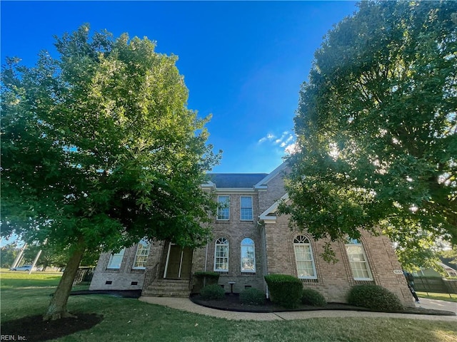 view of front of property with a front yard