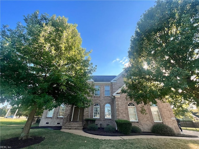 view of front facade with a front lawn