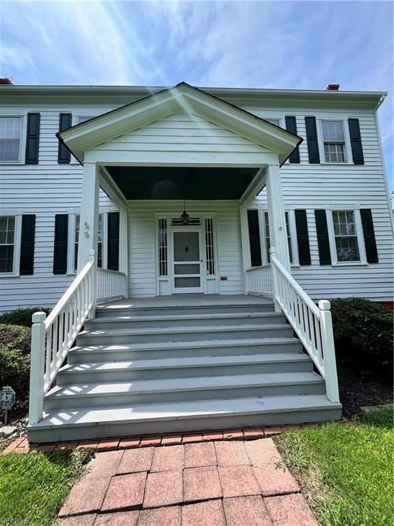 view of front of property featuring a porch