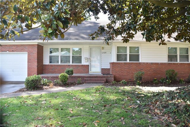 view of front of home featuring a garage and a front lawn