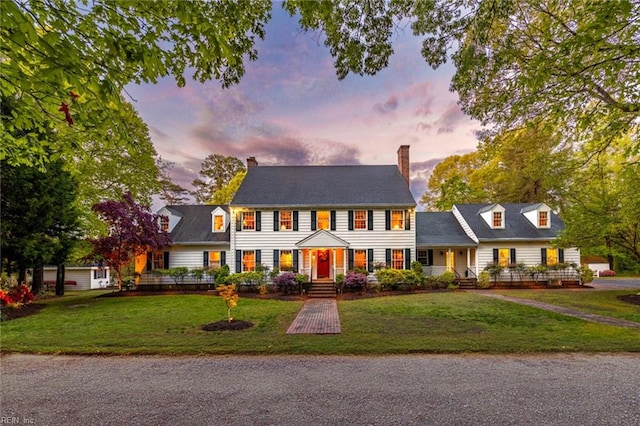 colonial house featuring a lawn