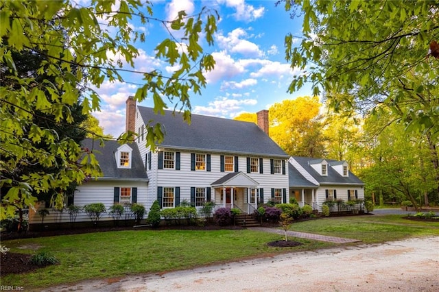 colonial home featuring a front lawn