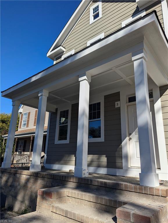 doorway to property with covered porch