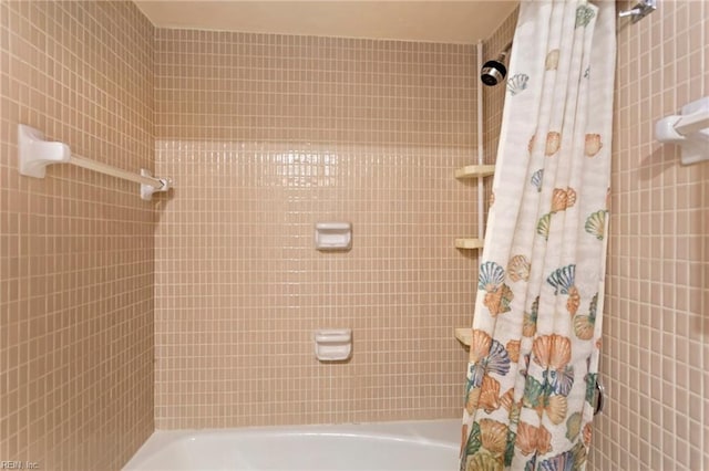 bathroom with shower / tub combo