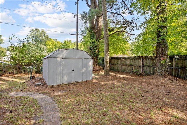 view of yard featuring a shed