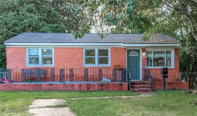 view of front of home featuring a front yard