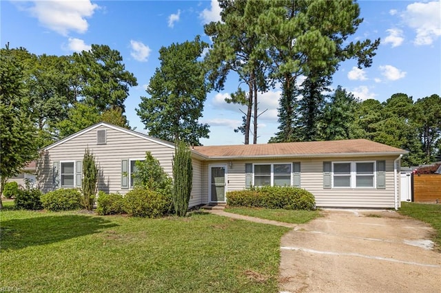 ranch-style home featuring a front lawn