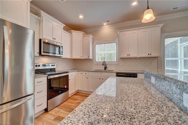 kitchen featuring light hardwood / wood-style floors, sink, white cabinets, stainless steel appliances, and crown molding