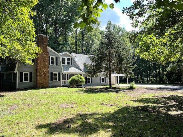 view of front facade with a front lawn