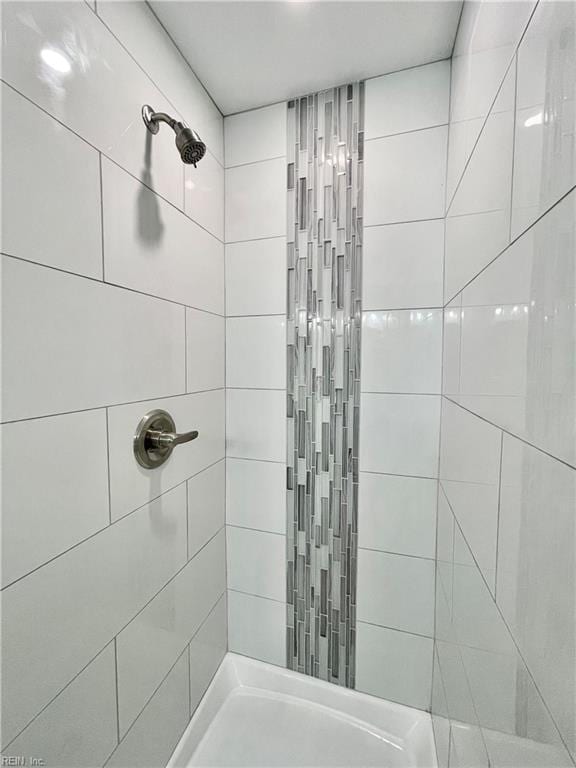 bathroom featuring a tile shower