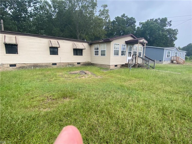 back of house featuring a lawn