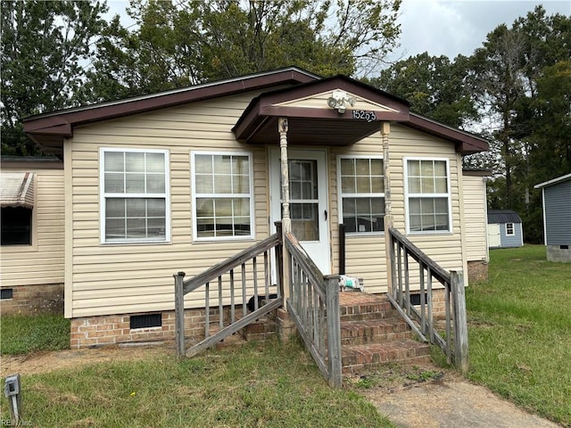 manufactured / mobile home with a front yard