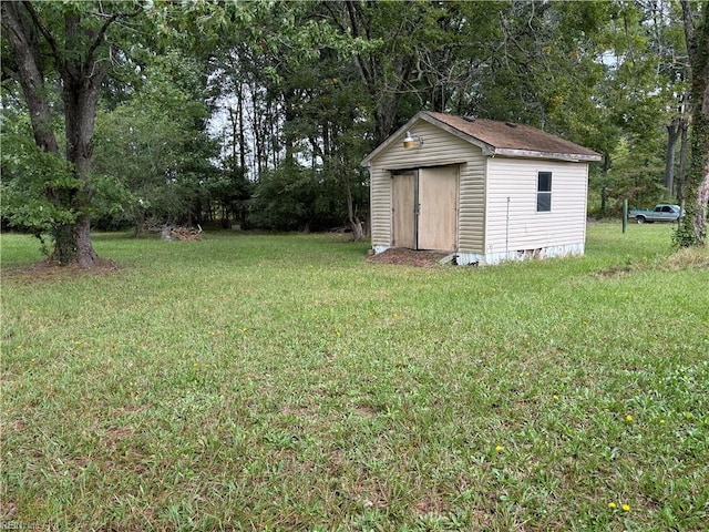 view of yard with a storage unit