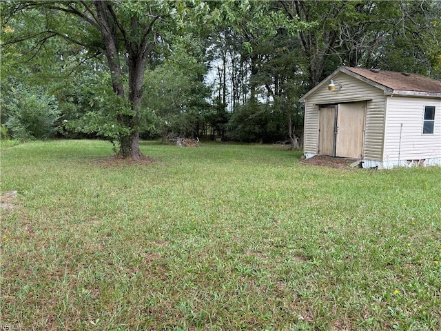 view of yard featuring a storage shed