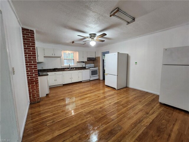 kitchen with white appliances, ceiling fan, light hardwood / wood-style floors, and a textured ceiling