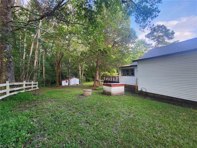 view of yard featuring a shed