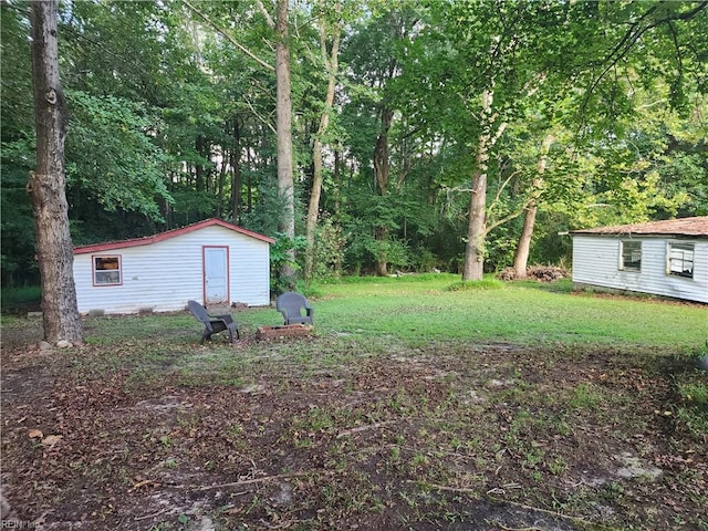 view of yard with an outbuilding