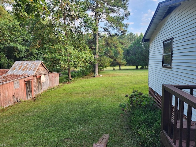 view of yard featuring a storage unit