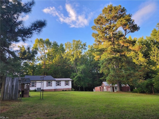 view of yard with an outdoor structure