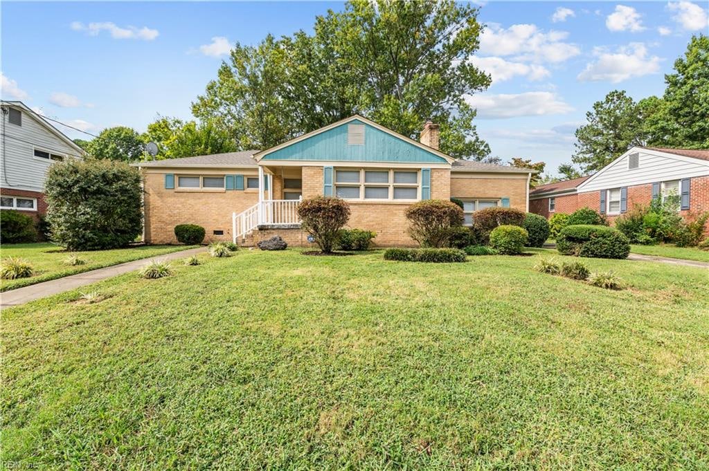 ranch-style house featuring a front lawn