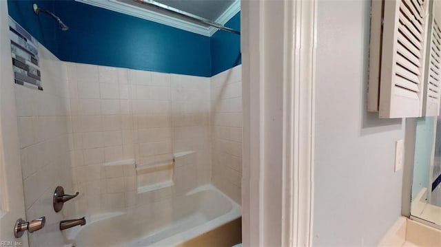 bathroom featuring tiled shower / bath and crown molding