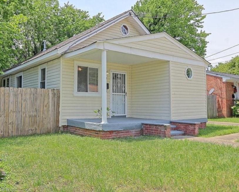 view of front of property featuring a porch and a front lawn