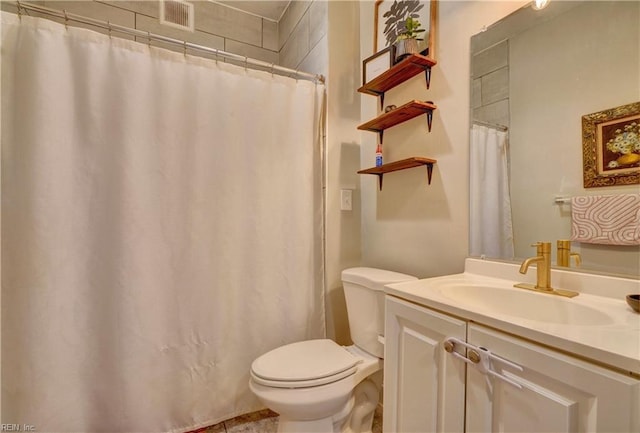 bathroom with a shower with curtain, vanity, and toilet