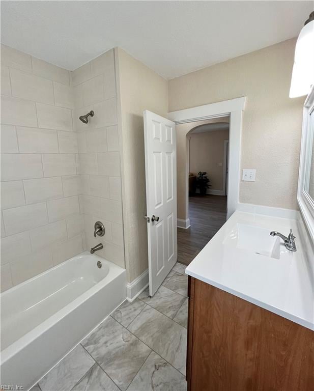 bathroom with vanity and tiled shower / bath