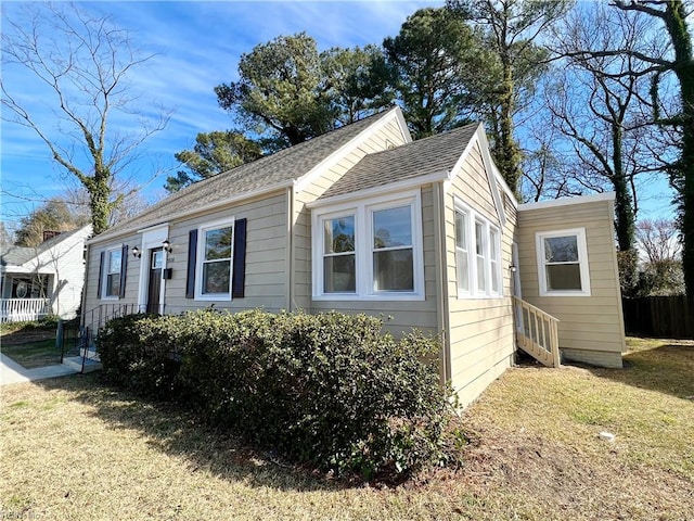 view of front of house featuring a front lawn